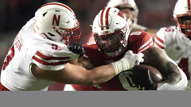 Ty Robinson vs Braelon Allen Q4 Nebraska vs Wisconsin 2023 football USATSI_21932734